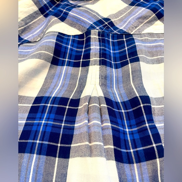 EUC. Women’s Kenneth Cole Blue&White Plaid Shirt. Size L. Button Front. Tab Slvs - Picture 3 of 7
